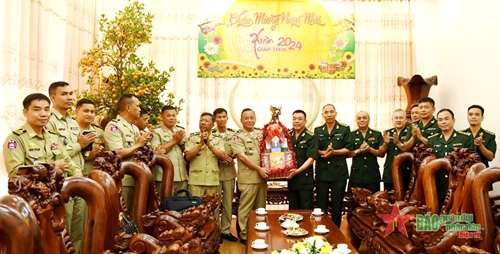 Ty Công an tỉnh Mondulkiri, Campuchia thăm và chúc tết Bộ đội Biên phòng tỉnh Đắk Lắk